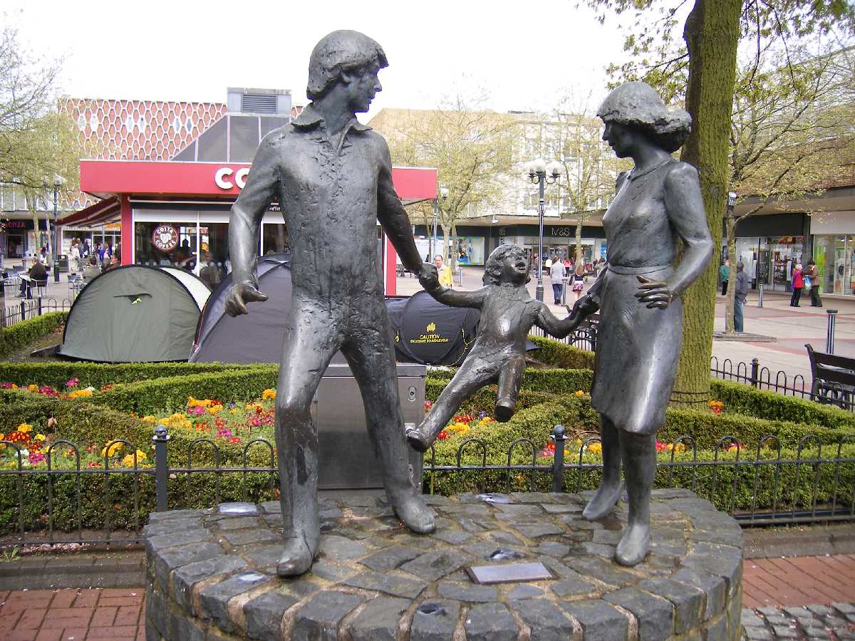 Family+Outing+statue+in+Solihull